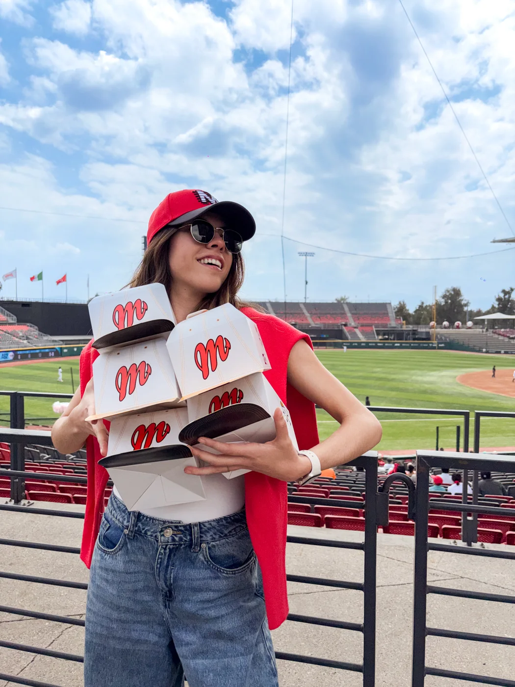 Una aficionada con cajas de Bread Boss en el estadio
