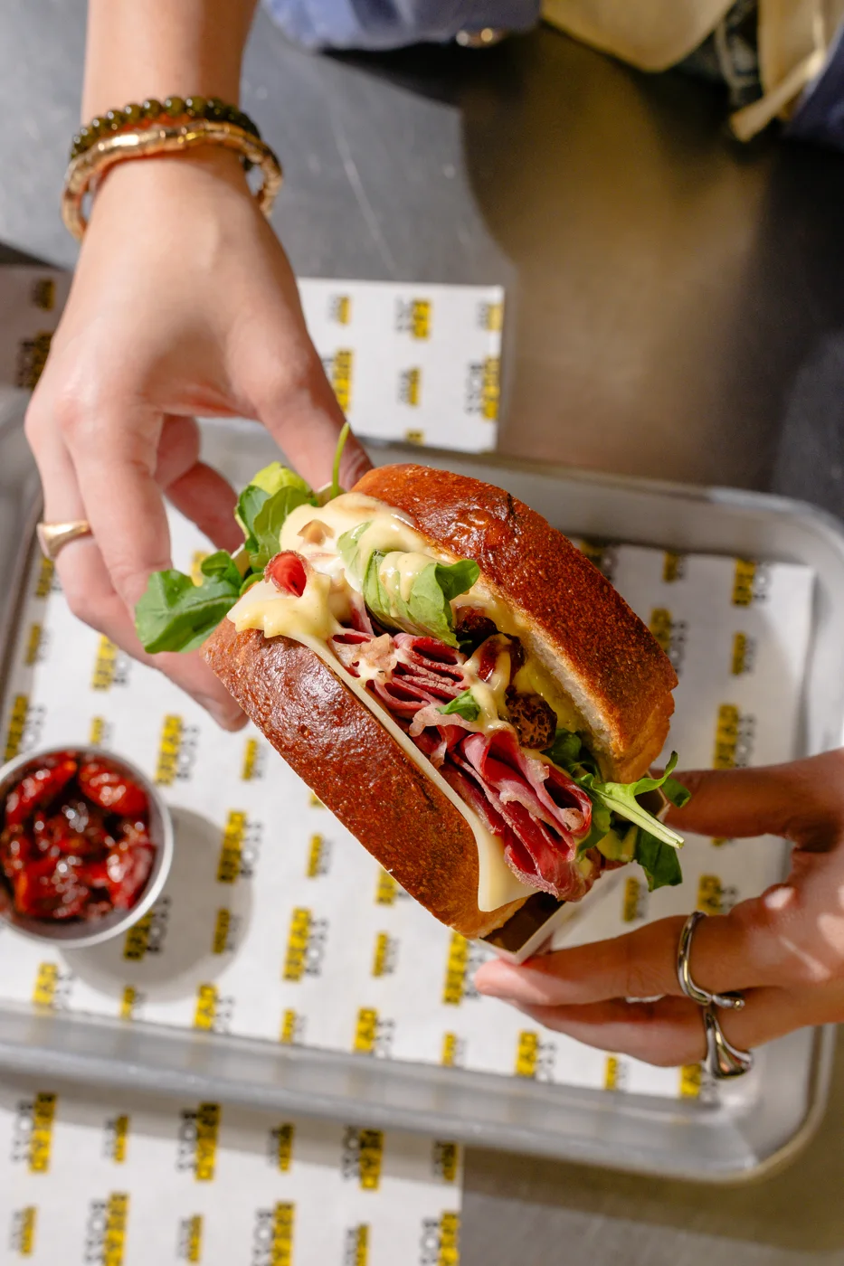 Sandwich Bread Boss en primer plano con carne, queso y hojas verdes