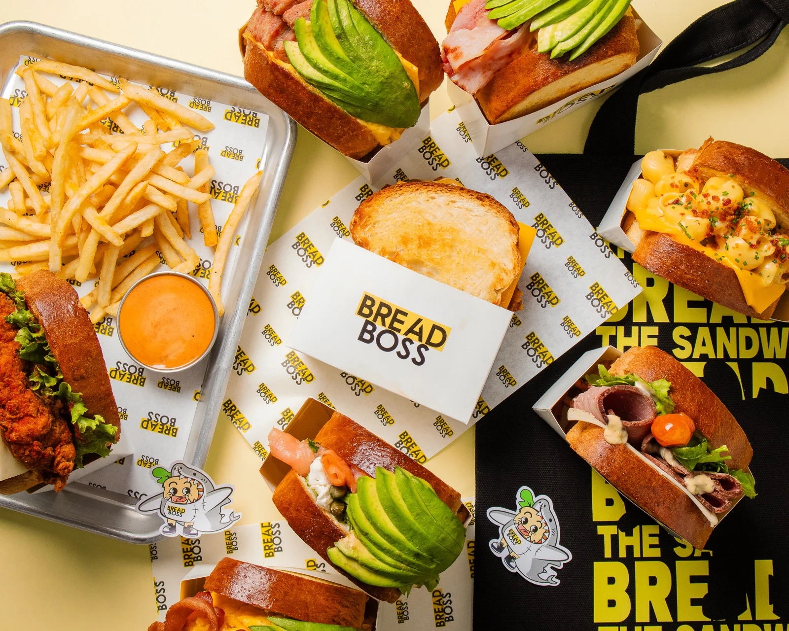 Variedad de sandwiches Bread Boss con papas y salsas